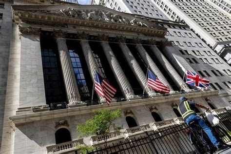 Stock market today: Wall Street loses ground as weak stretch continues